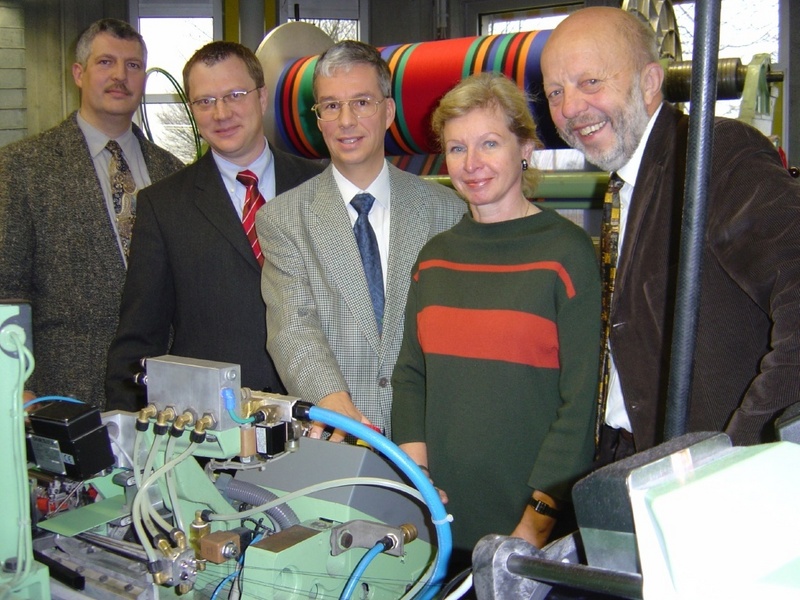 Pers. v. re.: Rektor Prof. Dr. Obieglo, Dekanin Prof. Angela Maier, FB Textil und Bekleidung, Prof. Dr. Ulrich Scholze, FB Textil und Bekleidung, Ulrich Kober Fa. Lindauer Dornier GmbH, Dieter Hermann, Technischer Lehrer, Weberei