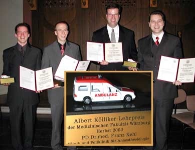 Mit dem Albert-Kölliker-Lehrpreis der Medizinischen Fakultät ausgezeichnet (von links): Ulrich Rohsbach, Thomas Plappert, Andreas Schoefinius und Franz Kehl. Die Vergrößerung zeigt den "Ehren-Rettungswagen", den jeder Preisträger erhielt.