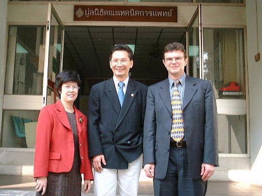 Prof. Galla (rechts) mit seinen thailändischen Gastgebern von der Mahidol-Universität Bangkok