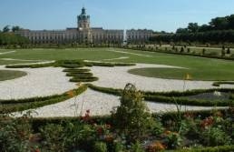 Schloss Charlottenburg in Berlin: Der Ehrenhof am Eingang zum Schlosshauptgebäude ist mit historischen und modernen (nachgebildeten) Klinkern gepflastert (l)