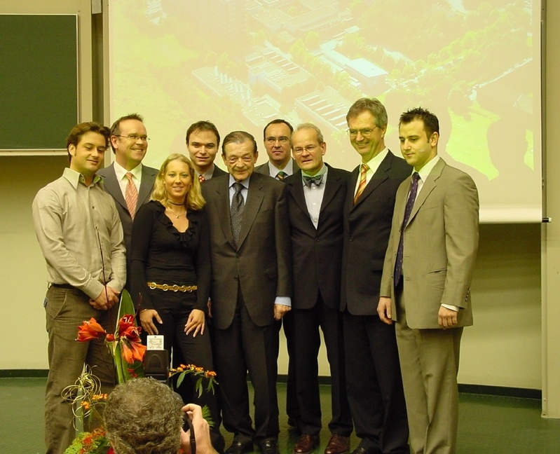 Das Preisfoto(v.l.): Marc Dresen, Prof. Dr. Bernd Nolting, Britta Bergfeld, Martin Spindler, Preisstifter Prof. Dr. Klaus Steilmann, Prof. Dr. Rolf Bracke, Prof. Daniel Thulesius, Rektor Prof. Dr. Rainer Dudziak und Miguel Honorio Agostinho.