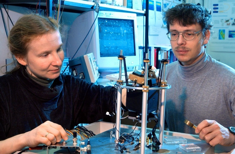 Dr. Anne Müller und Dr. Falk Müller, Institut für Physik der TU Chemnitz, bei Einstellarbeiten am Raster-Kraft-Messplatz. Foto: TU Chemnitz/Uwe Meinhold