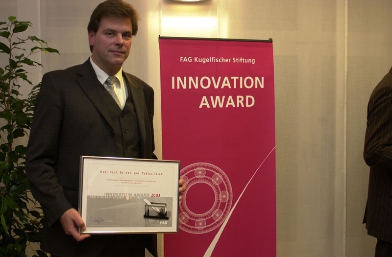 Prof. Dr. Tobias Teich bei der Übergabe des "Innovation Award 2003" (Foto: privat)