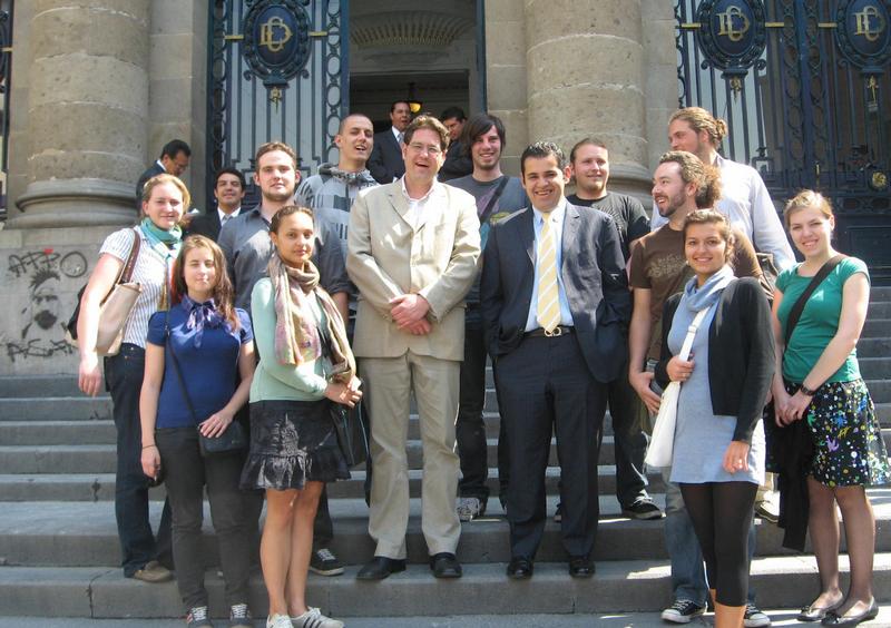 In Mexiko-Stadt: Würzburger Studierende der Politikwissenschaft mit ihrem Dozenten Thomas Cieslik (Mitte links) und Xiuh Tenorio, Fraktionsvorsitzender der Nueva Alianza Partei, vor dem Parlamentsgebäude.