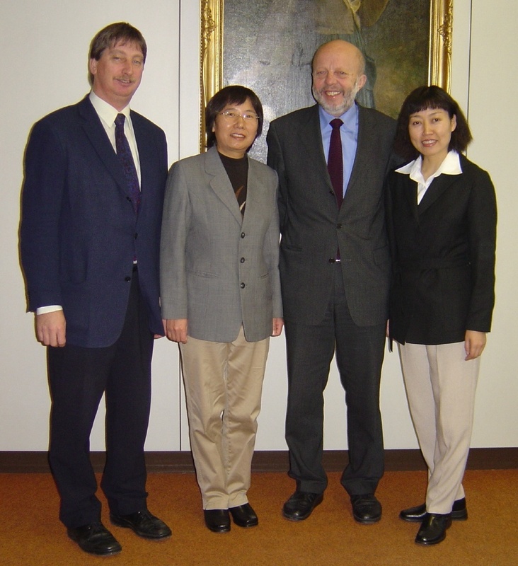 Pers. v. li.: Baldur Veit, Leiter des Akademischen Auslandsamts, Professorin Meihong Shi, XiŽan University, Rektor Prof. Dr. Georg Obieglo, Professorin Feng Dongyan, XiŽan University