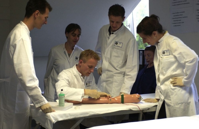 Wie legt man eine Infusion? Studenten üben am Modell. / Foto: Medienzentrum des Universitätsklinikums Heidelberg.