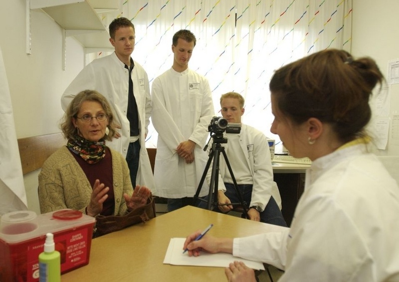 Mit Patienten sprechen will gelernt sein. Die Patientin ist eine Schauspielerin, das Gespräch wird mit der Videokamera aufgezeichnet und ausgewertet. / Foto: Medienzentrum des Universitätsklinikums Heidelberg.