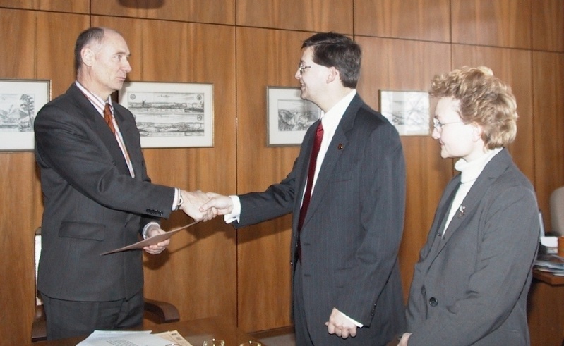 Prof. Dr.-Ing. Hans-Peter Beck gratulierte dem neuen Kollegen herzlich.