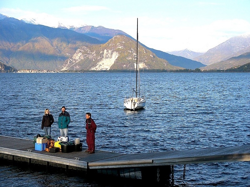 Strahlende Idylle: Hanna Paliachenka (von links), Professor Dr. Eckehard Klemt und Professor Dr. Gregor Zibold von der Fachhochschule haben am Lago Maggiore Proben genommen, um die Verteilung von Radioaktivität zu untersuchen.