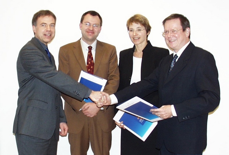 FH-Präsident Prof. Dr. Erhard Mielenhausen überreicht die Berufungsurkunden an Prof. Dr. Iris Wittenbecher, Prof. Dr. Frank Ziegele und Prof. Dr. Burkhard Bensmann (v. r. n. l.)