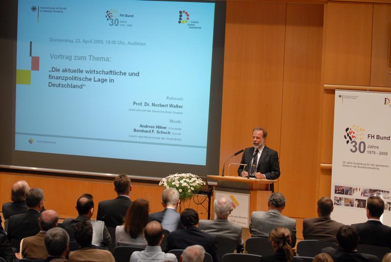 Prof. Dr. Norbert Walter im Auditorium maximum der FH Bund