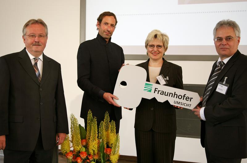 Mit der Schlüsselübergabe wurde das vierte Gebäude des Institutskomplexes von Fraunhofer UMSICHT offiziell in die Hände des Hausherren, Eckhard Weidner gelegt: v.links: Oberbürgermeister Klaus Wehling; Markus Scheben, Leiter der Abteilung Bauangelegenheiten/Liegenschaften der Fraunhofer-Gesellschaft zur Förderung der angewandten Forschung e.V., München; Frau Ministerialdirigentin Dr. Beate Wieland, Abteilungsleiterin Forschung und Technologie, Ministerium für Innovation, Wissenschaft, Forschung und Technologie des Landes NRW, Düsseldorf; Prof. Dr. Eckhard Weidner, Institutsleiter, Fraunhofer UMSICHT, Oberhausen. 
