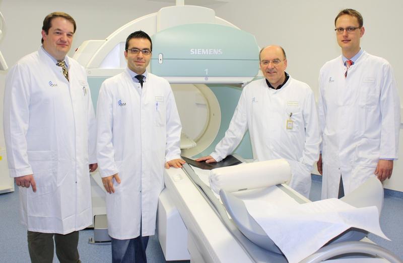 Prof. Dr. Michael Schäfers, Dr. Kambiz Rahbar, Prof. Dr. Dr. Otmar Schober und Dr. Lars Stegger (v.l.) präsentieren am 6. Mai 2009 das neue System der Klinik und Poliklinik für Nuklearmedizin.