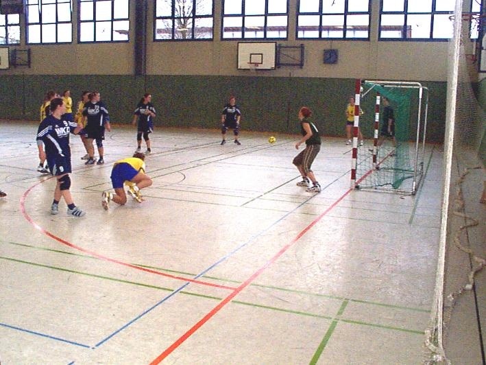 Ganz konnte das Bayreuther Uni-Team (in gelb/blau), hier bei einem Torerfolg gegen die Augsburgerinnen, die Erwartungen nicht erfüllen