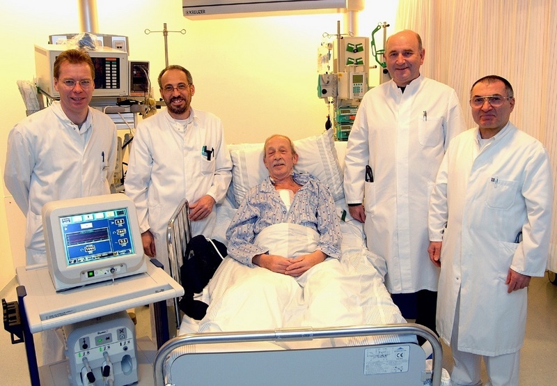 v. l.: Oberarzt Dr. Michiel Morshuis, Oberarzt Dr. Aly El Banayosy, Prof. Dr. med. Reiner Körfer und  Oberarzt Dr. Latif Arusoglu am Bett des Patienten