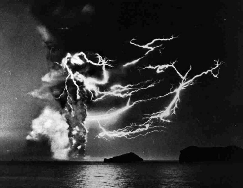 Bei sehr heftigen Vulkanausbrüchen können Blitze auftreten. Die Aufnahme stammt vom Ausbruch von Surtsey bei Island (1963). Bild: Torarinsson