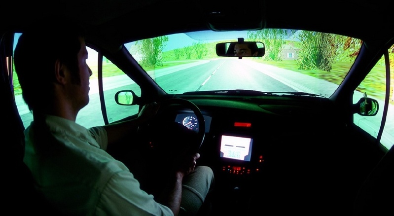 Rast der Fahrer jedoch wie hier über eine künstliche Autobahn, beobachten mehrere Sensoren sein Verhalten. © Fraunhofer IAO