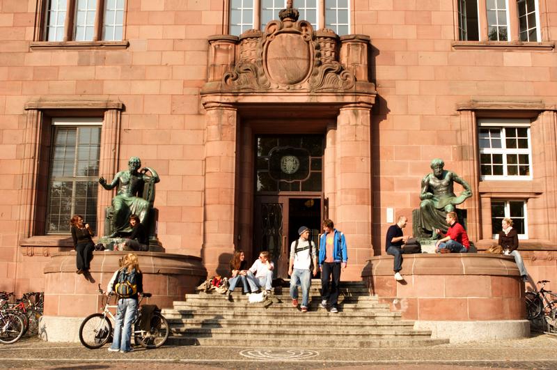 Als eine der ältesten deutschen Universitätsgründungen (1457) blickt die Albert-Ludwigs-Universität auf eine lange Tradition zurück. Bis heute gehört die "Exzellenzuniversität" (so die offizielle Bezeichnung seit 2007) zur Spitzengruppe der deutschen Universitäten in Lehre und Forschung. Derzeit bietet sie den rund 21.000 Studierenden in 11 Fakultäten mehr als 140 Studienfächer zur Auswahl. 