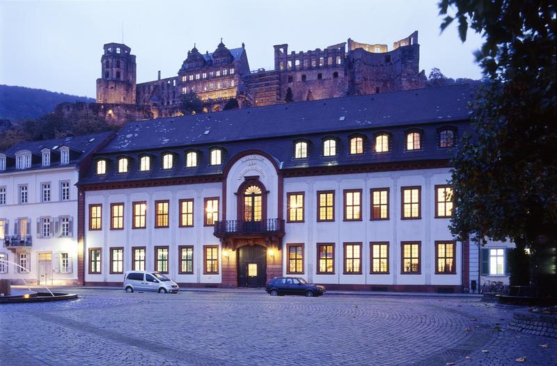 Die Heidelberger Akademie der Wissenschaften hat seit 1920 ihren Sitz im ehemaligen Großherzoglichen Palais unterhalb des Schlosses am Karlsplatz. Der Bau repräsentiert die Idealform eines städtischen Adelshofes des frühen 18. Jahrhunderts. 