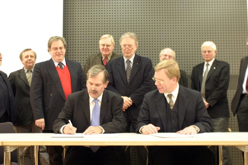 Die Rektoren Prof. Matthes (Chemnitz) und Prof. Unland (Freiberg) unterzeichneten die Rahmenvereinbarung (Foto: TU Bergakademie Freiberg)