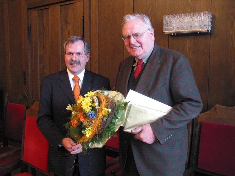 TU-Rektor Prof. Dr. Klaus-Jürgen Matthes (links) verabschiedet Prof. Dr. Klaus Habetha, der aus Altersgründen aus dem Kuratorium ausscheidet. (Foto: TU Chemnitz)