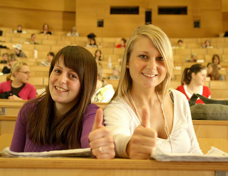 Junge Frauen studieren erfoglreich in Thüringen. Foto: Daniela Schauer