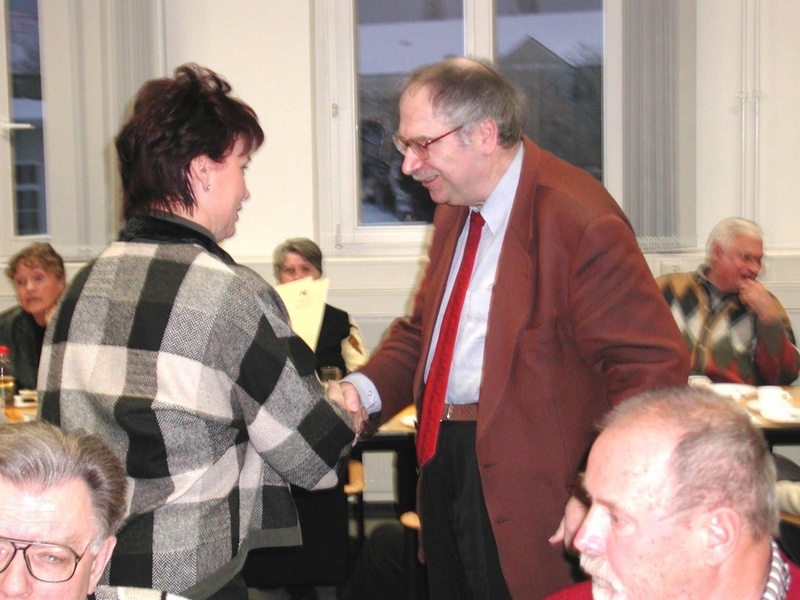Die Präsidentin der FH Lausitz, Brigitte Klotz, überreichte den Senioren die Zertifikate.
