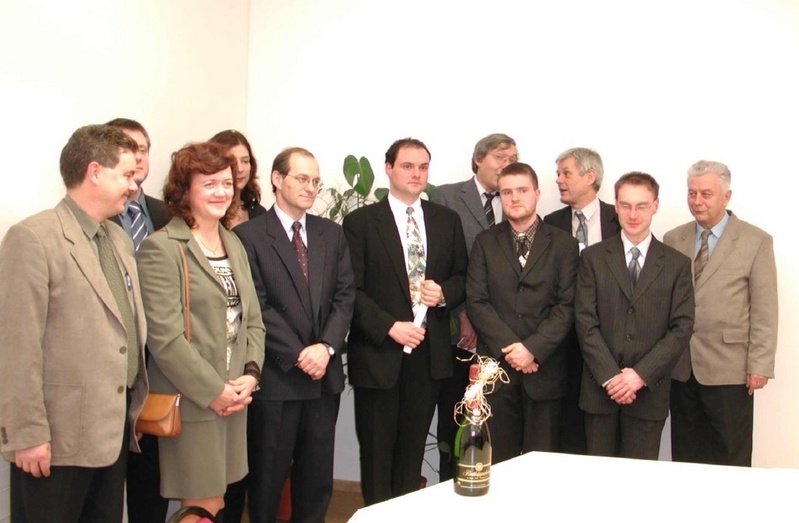 Das Forscherteam der FH Lausitz um Prof. Biegel und Prof. Loose (3. u. 5. v. r.) mit seinen Partnern. Foto: Witzmann/ FHL