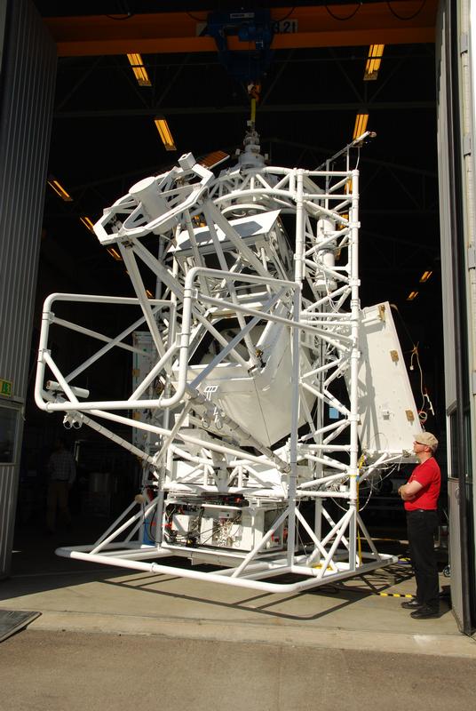 Die weiße Strebenkonstruktion der Gondel beherbergt das Teleskop und weitere wissenschaftliche Instrumente. Unter einem Winkel von etwa 40 Grad blickt SUNRISE zum ersten Mal in die Sonne.	