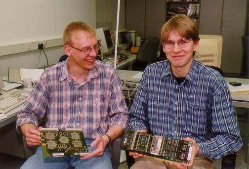 Sie können sich freuen: Dipl.-Ing. Heiko Mauersberger (l.) und Student Nicolas Mäding gehören zum Entwicklungsteam der neuen Emulationssysteme, die auf diesen zwei Leiterplatten Platz finden. Foto: TU Chemnitz