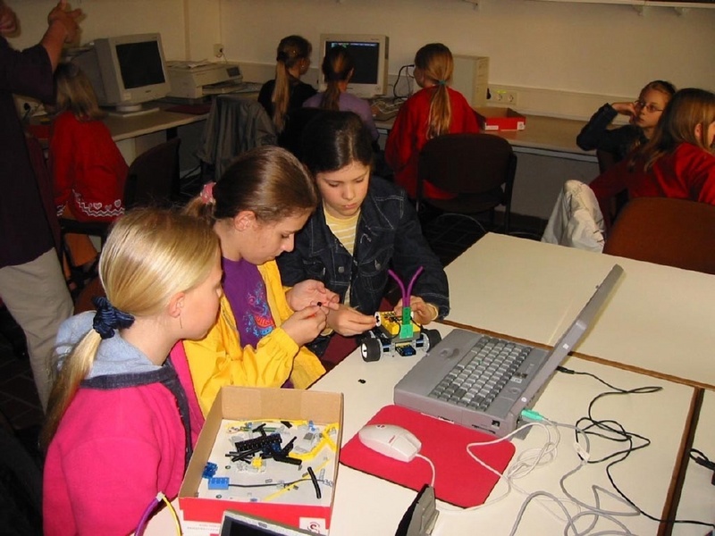 Mit Hilfe von Lego Mindstorms erfahren Mädchen, wie ein Roboter konstruiert wird, wie der Antrieb funktioniert. Sie entwerfen, programmieren und testen  mobile autonome Roboter in speziellen Roboterkursen. © Fraunhofer AIS
