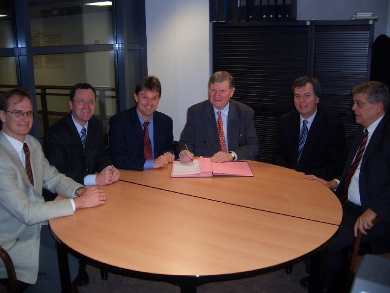 Die Reutlinger Professoren Dr. Harald Augustin, Peter Kleine-Möllhoff und Dr. Stephan Höfer und ihre französischen Kollegen Jean-Pierre Debourse, Eric Carlier und Prof. Dr. Henrick Lutzen unterzeichneten das Abkommen