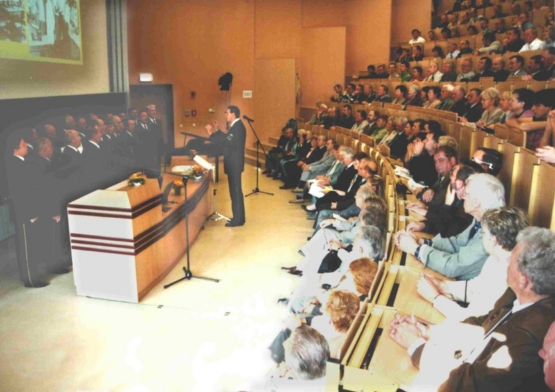 Der Chor der Bergarbeiter sorgte bereits für den stimmungsvollen Auftakt des 2. Absolvententreffens der FH Lausitz am 6. Oktober 2001. Foto: Witzmann/ FHL