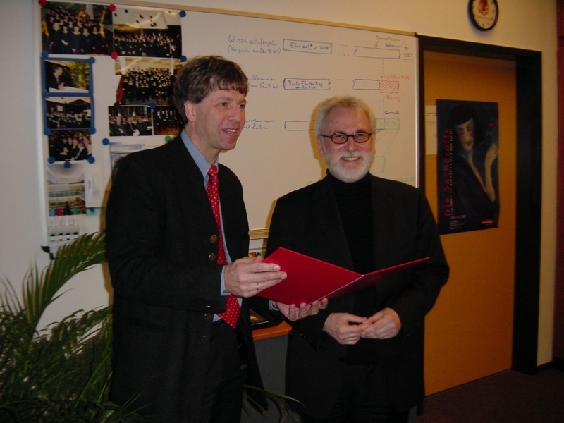 Rektor Dr. habil. Elmar Schreiber (links) und MGM-Studiengangleiter Prof. Ulrich Rohr freuen sich über die erfolgreiche Akkreditierung