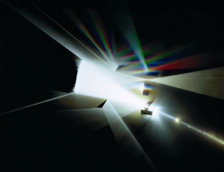 Strahlengang in einem Mikrospektrometer für den sichtbaren Wellenlängenbereich. Solche Mikrospektrometer werden mit dem im Forschungszentrum Karlsruhe entwickelten LIGA-Verfahren hergestellt. LIGA steht für Lithografie, Galvanik und Abformung.