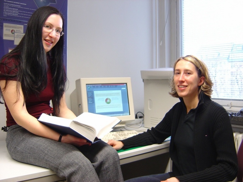 Katrin Voigt (l.) und Isabel Heller, beide wissenschaftliche Mitarbeiterinnen an der Professur für Englische Sprachwissenschaft der TU Chemnitz, bei der Nutzung der "Internet Grammar" (Foto: TU Chemnitz).