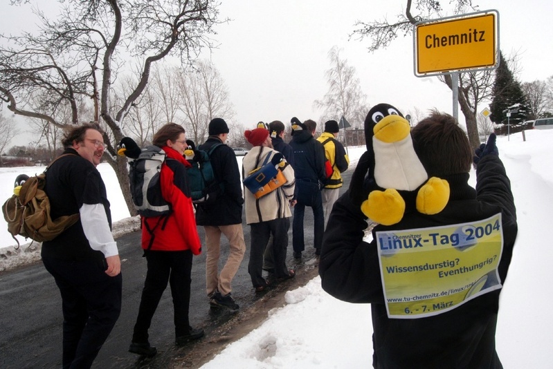 Vom 6. bis 7. März 2004 trifft sich die Linux-Fangemeinde wieder in Chemnitz. Das Organisationsteam probt schon mal die Eroberung der Universitätsstadt. Foto: TU Chemnitz/Uwe Meinhold