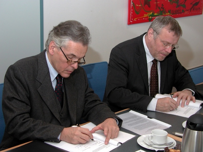 LBK-Vorstand Karsten Becker und Gustav Klein (T-Com) bei der Vertragsunterzeichnung