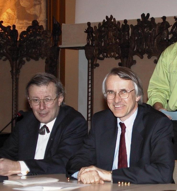 Kanzler Dr. Peter Kickartz (links im Bild) und Professor Dr. Ernst Schaumann, neu gewählter Rektor für die Amtszeit vom 1. Oktober 2000 bis zum 31. September 2002.