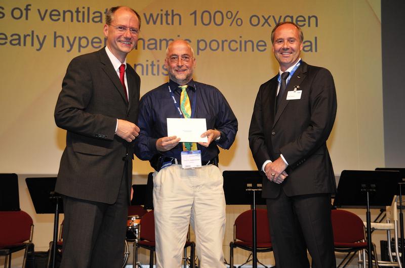 Preisverleihung an Prof. Dr. Peter Radermacher (Mitte)