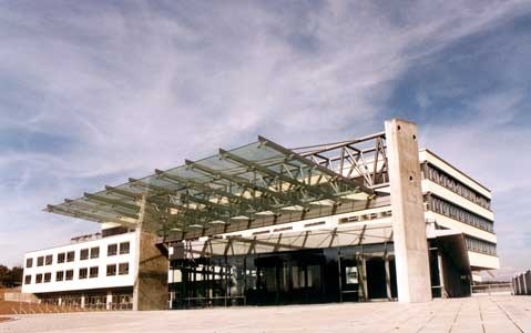 Der Haupteingang ins Zentrum für Operative Medizin. Foto: Uniklinik Würzburg