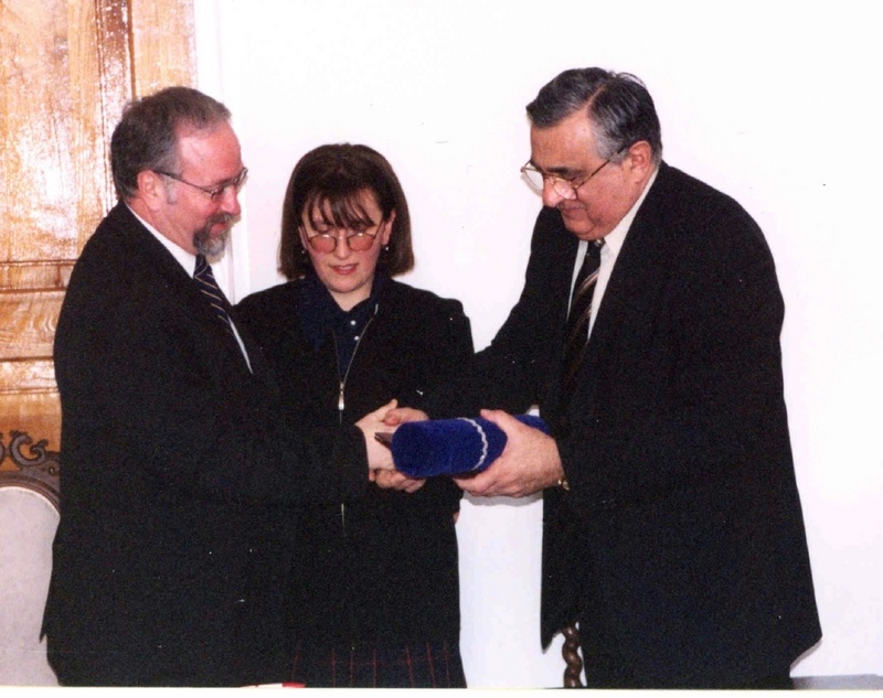 Der Rektor der Staats-Universität Tiflis Prof. Dr. Roin Metreveli (rechts) überreicht Dr. Johann Schneider die Ehrendoktorwürde (links)