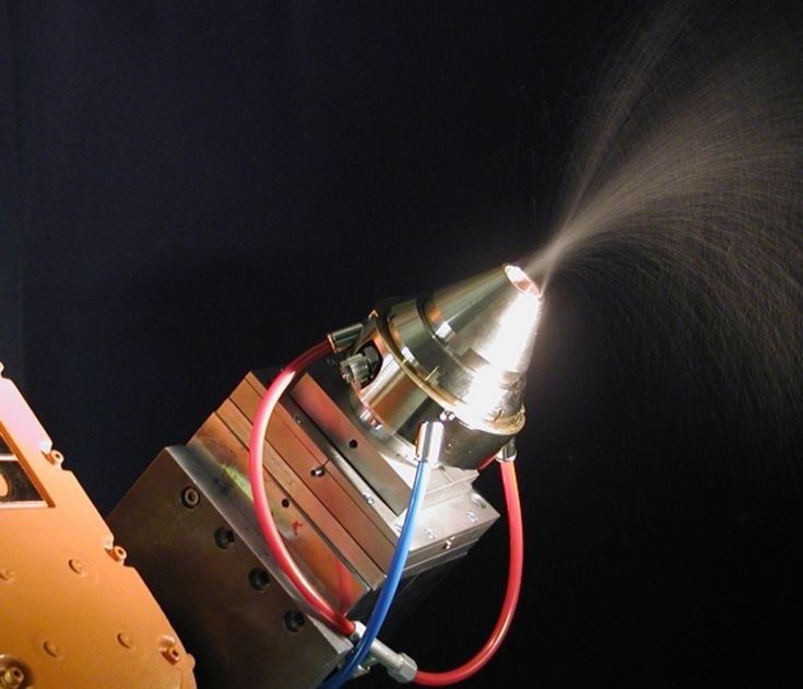 Pulverdüsenanordnung zum Laser-Auftragschweißen mit bewegtem Bearbeitungskopf