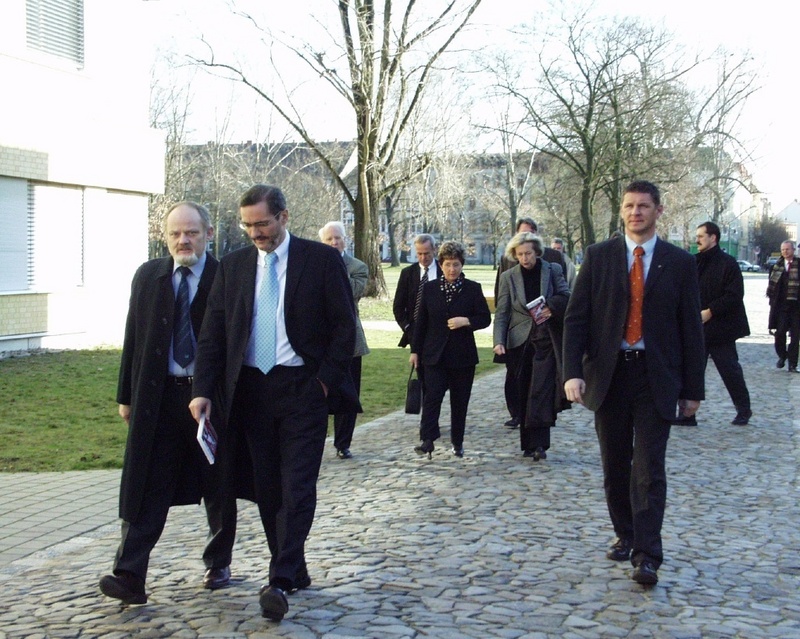 Ministerpräsident Matthias Platzeck und FHB-Präsident Prof. Dr. Rainer Janisch (vorne links) auf dem Weg zum Rittersaal.