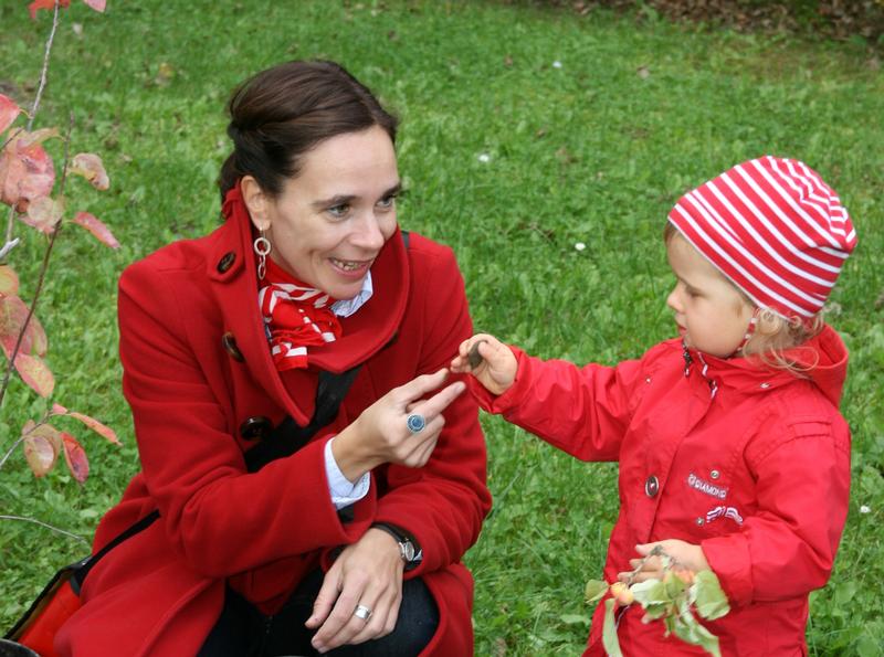 Hannah hilft beim Pflanzen ihres Bäumchens beim Kinder- und Bäumchenfest 2008