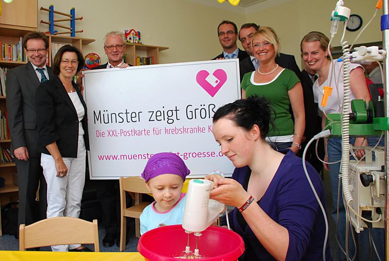 Bildzeile: Die Aktion "Münster zeigt Größe" unterstützt den Verein zur Förderung krebskranker Kinder Münster e.V.