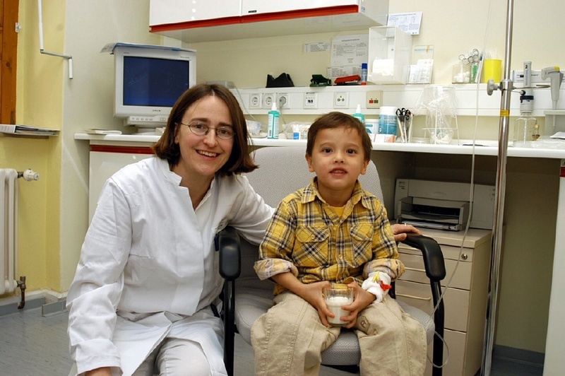 Oberärztin Dr. Andrea Bauer von der Hautklinik der Uni Jena mit dem 5-jährigen Alexander, dem jüngsten Patienten, den sie jemals von einer Kuhmilch-Allergie befreit hat. (Foto: Pittner/FSU-Hautklinik)