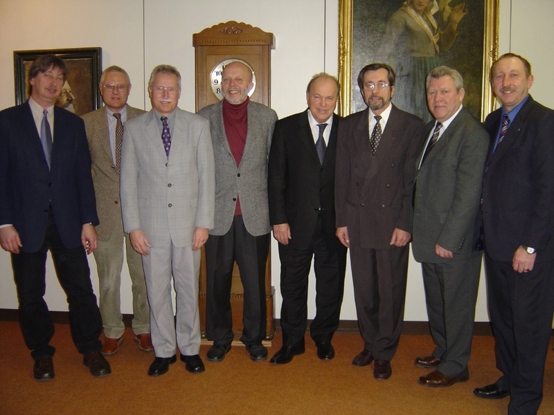 Die beiden Rektoren (Mitte) mit ihren Kollegen aus dem Fachbereich und Akademischem Auslandsamt