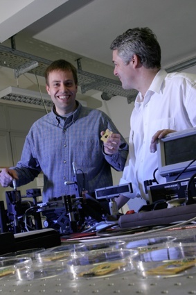 Thomas Kleine-Ostmann und Prof. Martin Koch (rechts) erläutern den Versuchsaufbau zur Informationsübertragung mit Terahertz-Strahlen. Foto: Chales de Beaulieu
