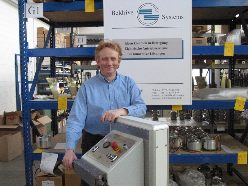 Dr. Ulrich Jugel (l.), Geschäftsstellenleiter der Beldrive Systems GmbH Chemnitz, ist  Absolvent der TU Chemnitz und kooperiert noch heute gern mit seiner Universität. Foto: Mario Steinebach